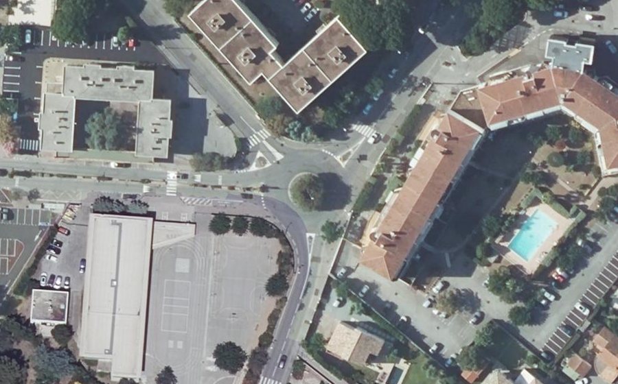 Vue aérienne du Rond-point anonyme n°349290284