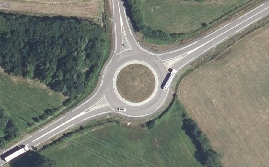 Vue aérienne du Rond-point anonyme n°349300199