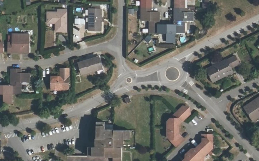 Vue aérienne du Rond-point anonyme n°349333080