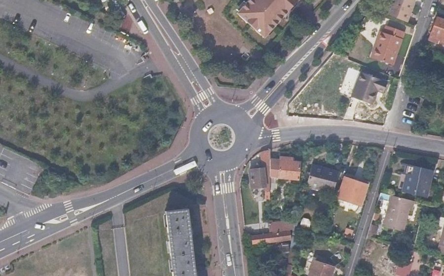 Vue aérienne du Rond-point anonyme n°34934643