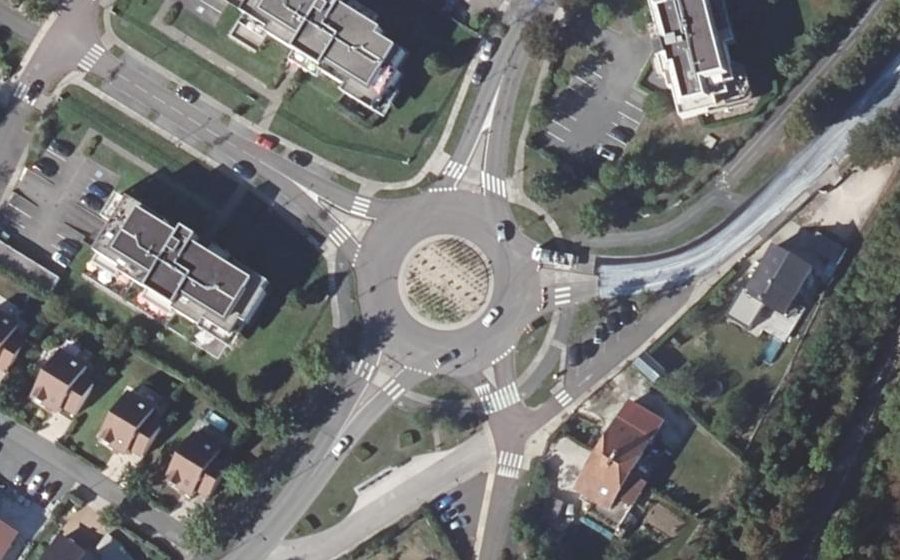 Vue aérienne du Rond-point anonyme n°34943804