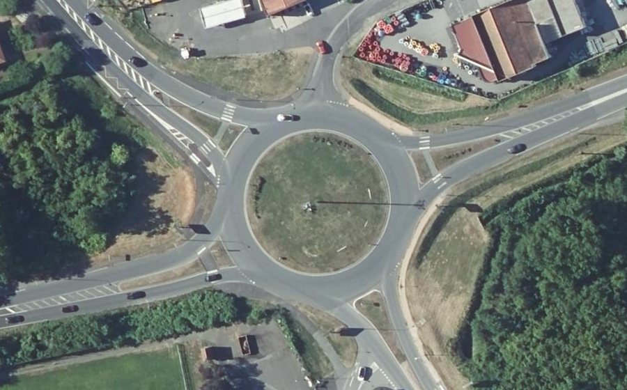 Vue aérienne du Rond-point anonyme n°34948044