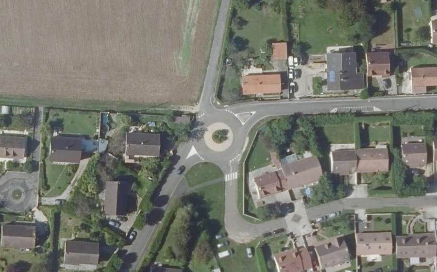 Vue aérienne du Rond-point anonyme n°349574486
