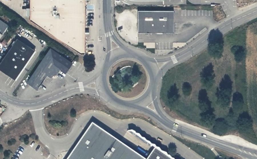Vue aérienne du Rond-point anonyme n°34957517