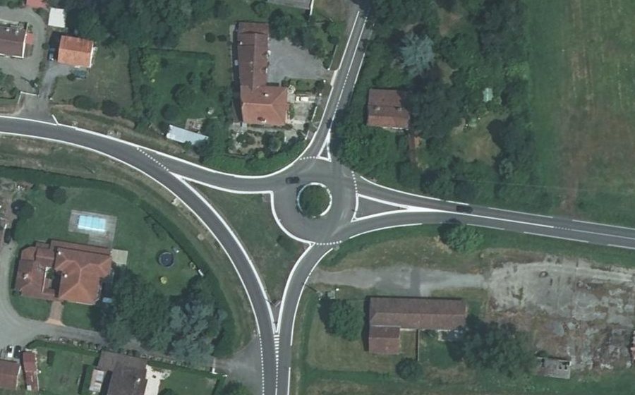 Vue aérienne du Rond-point anonyme n°34970818