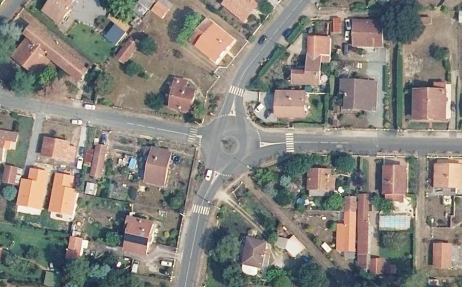 Vue aérienne du Rond-point anonyme n°349869336