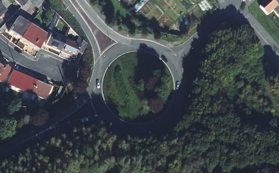 Vue aérienne du Rond-point anonyme n°34998846