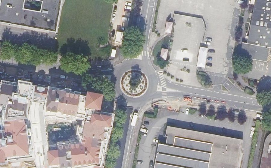 Vue aérienne du Rond-point anonyme n°350191187