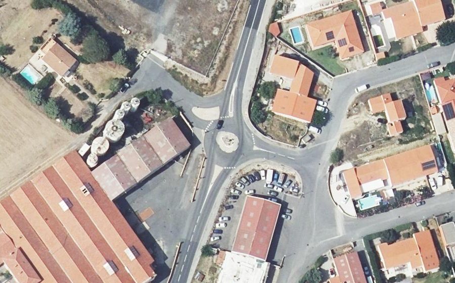 Vue aérienne du Rond-point anonyme n°350273867