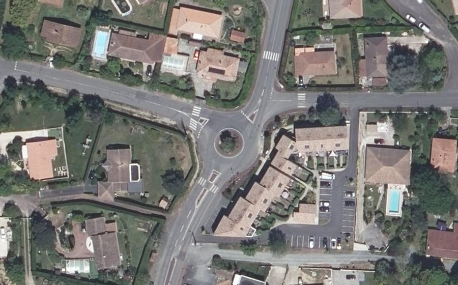 Vue aérienne du Rond-point anonyme n°35032858