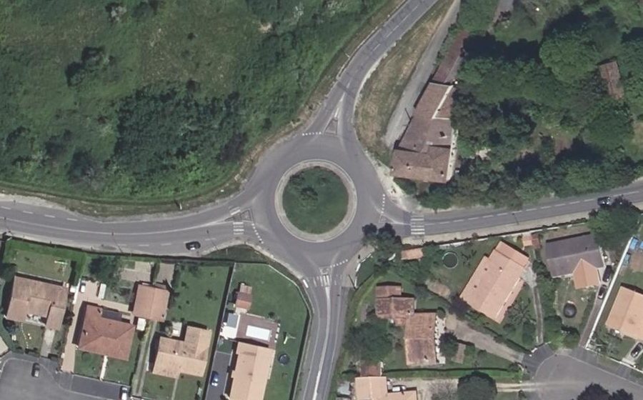 Vue aérienne du Rond-point anonyme n°35032861
