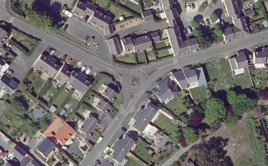 Vue aérienne du Rond-point anonyme n°350365670