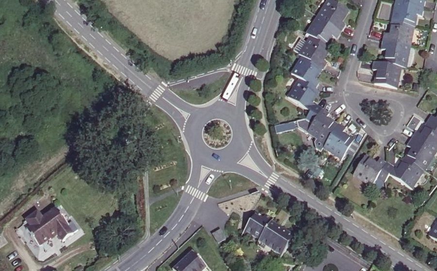 Vue aérienne du Rond-point anonyme n°350462182