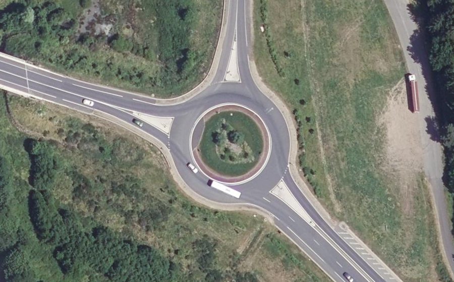 Vue aérienne du Rond-point anonyme n°350620526