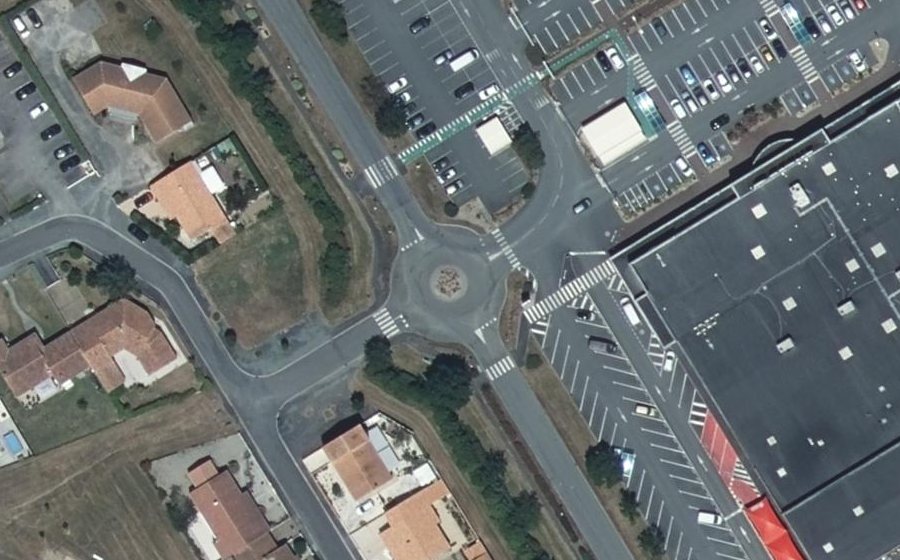 Vue aérienne du Rond-point anonyme n°350660259