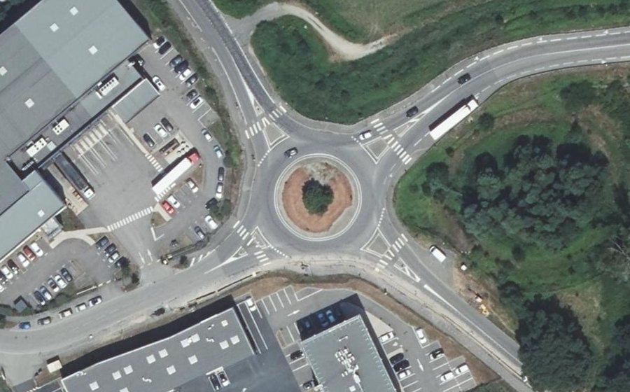 Vue aérienne du Rond-point anonyme n°350675169
