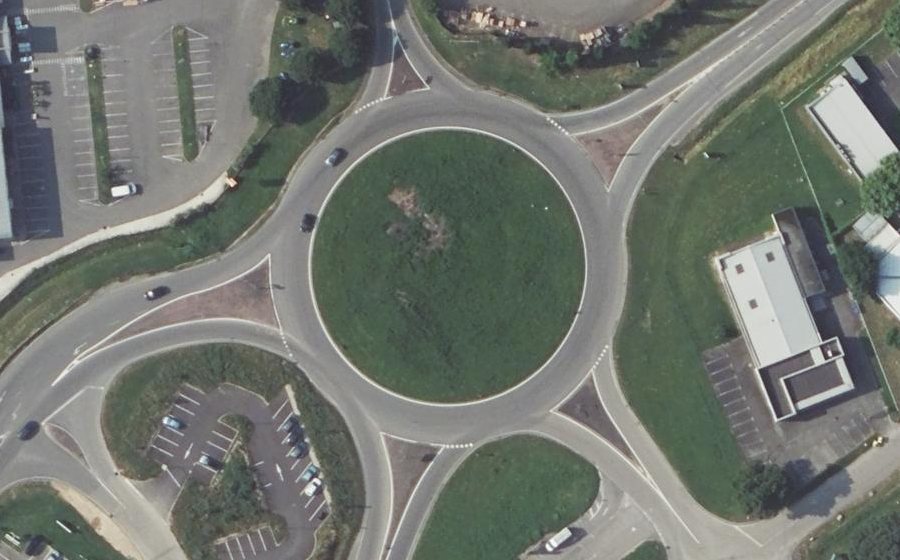 Vue aérienne du Rond-point anonyme n°35068745