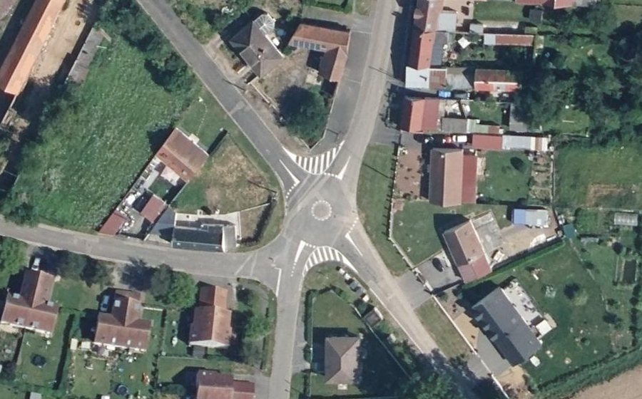 Vue aérienne du Rond-point anonyme n°350747153