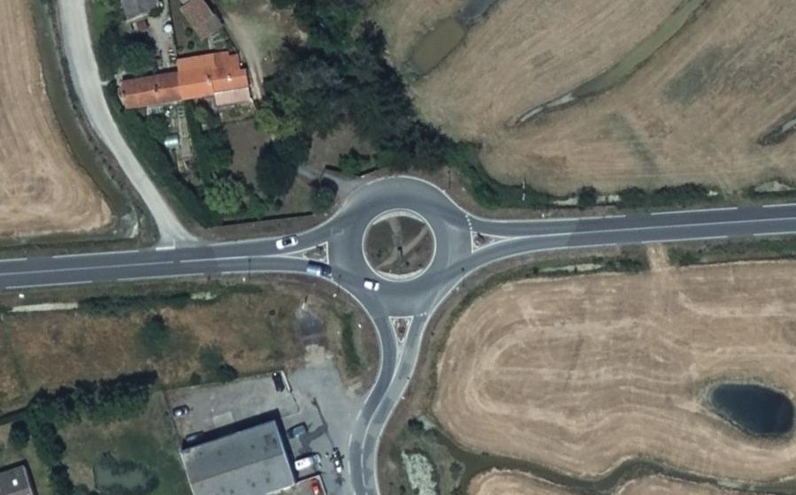 Vue aérienne du Rond-point anonyme n°35081469