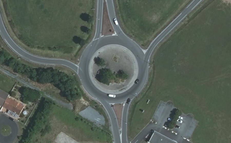 Vue aérienne du Rond-point anonyme n°35082494
