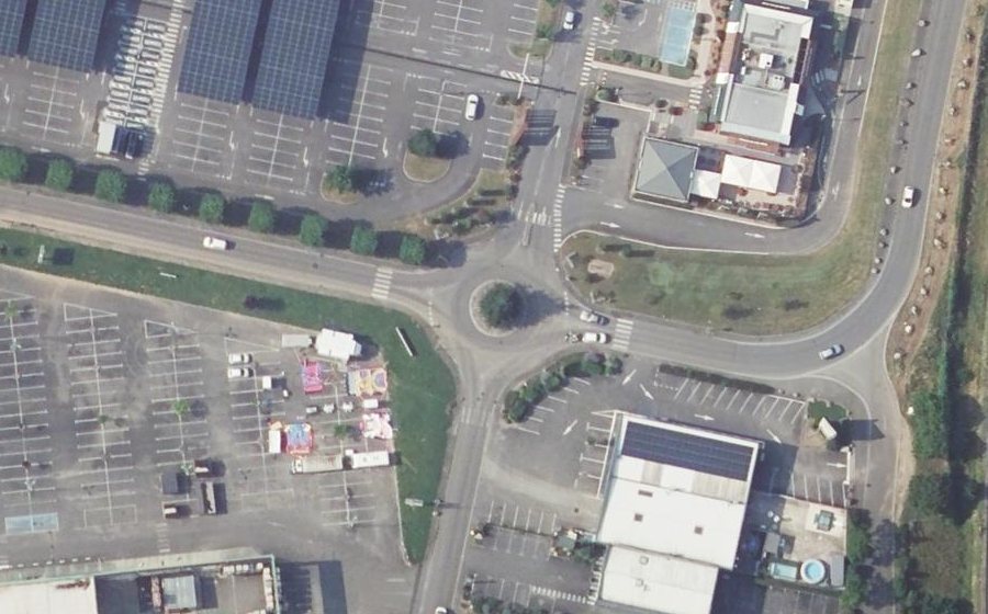 Vue aérienne du Rond-point anonyme n°35082947