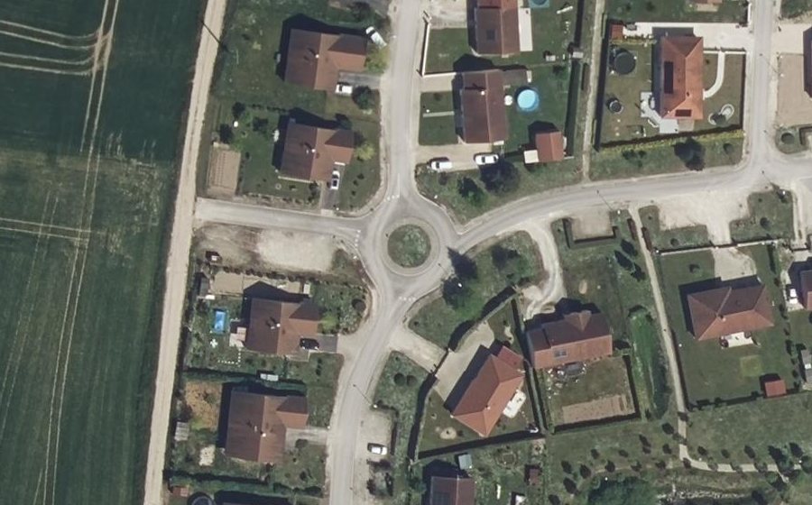 Vue aérienne du Rond-point anonyme n°350951682