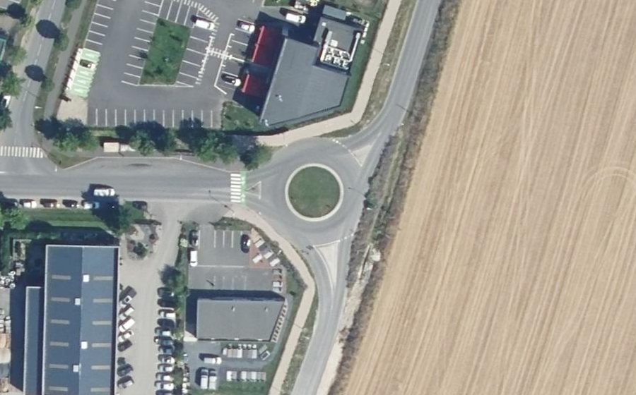 Vue aérienne du Rond-point anonyme n°350999331