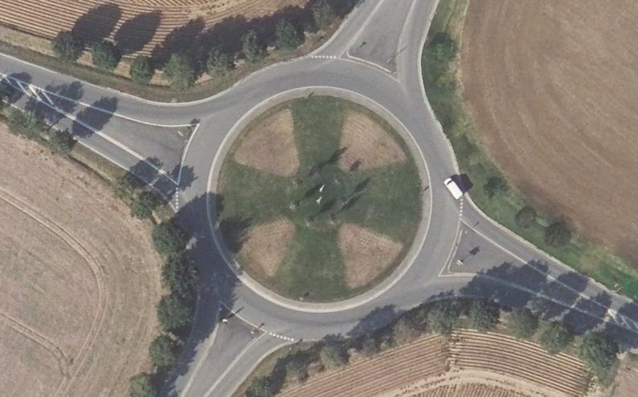 Vue aérienne du Rond-point anonyme n°35106473