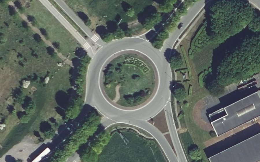 Vue aérienne du Rond-point anonyme n°35108617