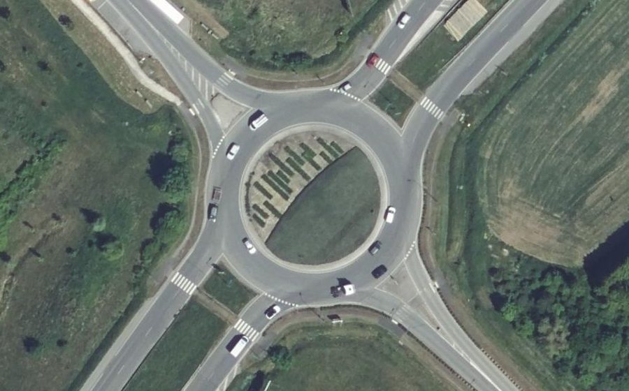 Vue aérienne du Rond-point anonyme n°35108625