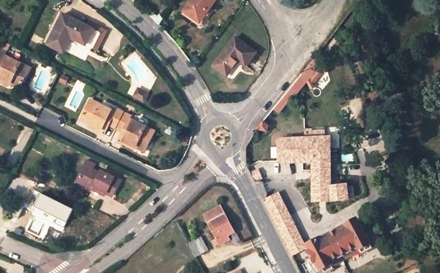 Vue aérienne du Rond-point anonyme n°35133483