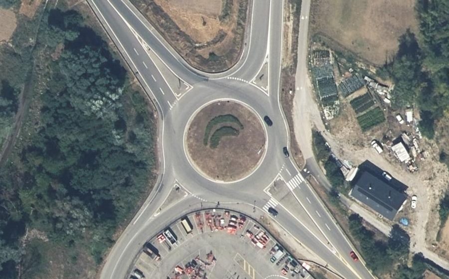 Vue aérienne du Rond-point anonyme n°35133651