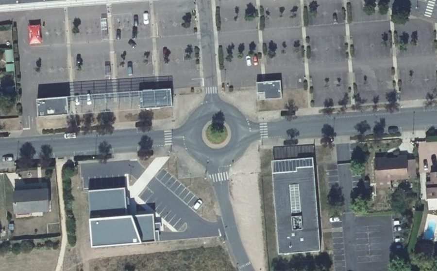 Vue aérienne du Rond-point anonyme n°35134808