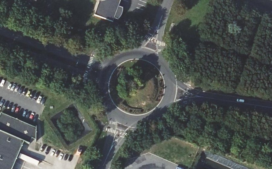 Vue aérienne du Rond-point anonyme n°35142189
