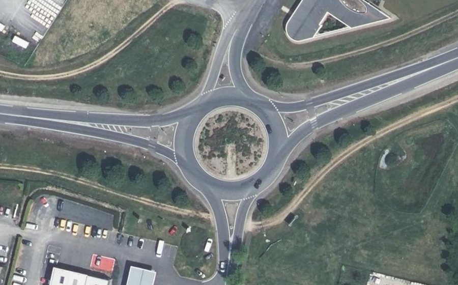 Vue aérienne du Rond-point anonyme n°35155814
