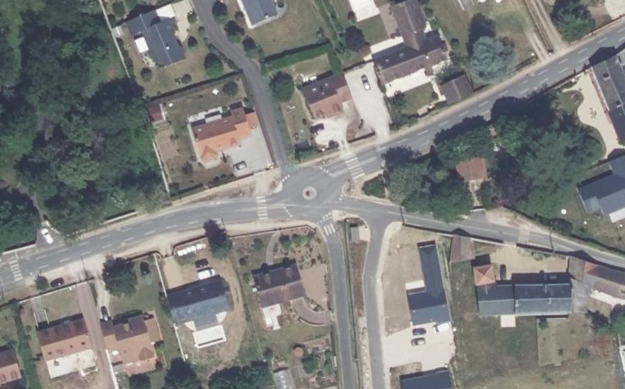 Vue aérienne du Rond-point anonyme n°351623703