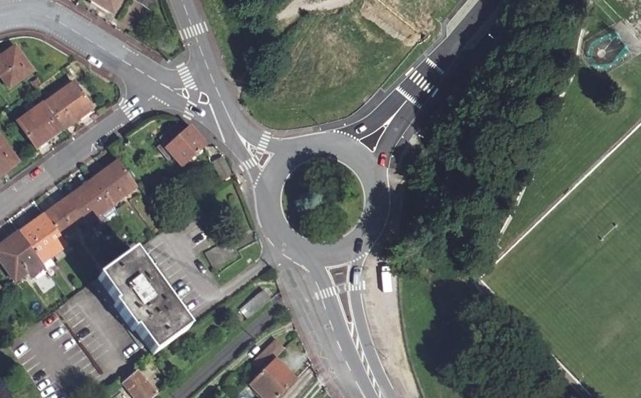 Vue aérienne du Rond-point anonyme n°351871220