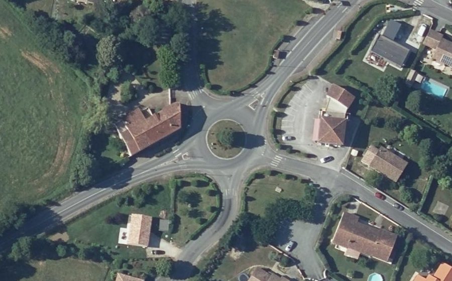 Vue aérienne du Rond-point anonyme n°35194381
