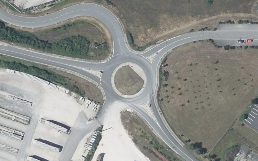 Vue aérienne du Rond-point anonyme n°352065424