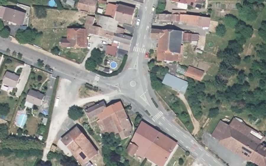 Vue aérienne du Rond-point anonyme n°35208468