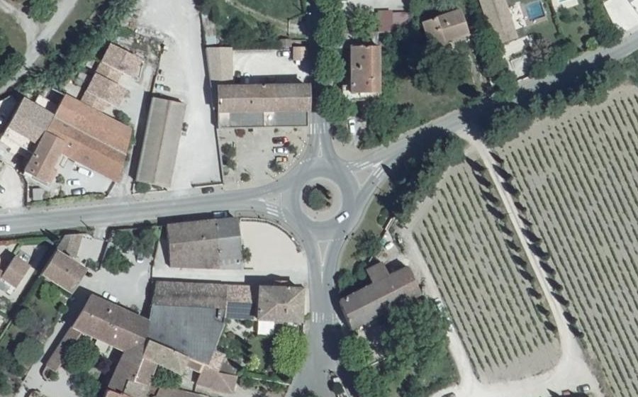Vue aérienne du Rond-point anonyme n°35211261