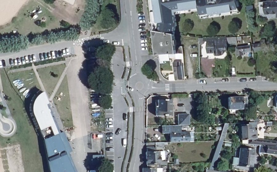 Vue aérienne du Rond-point anonyme n°352269612