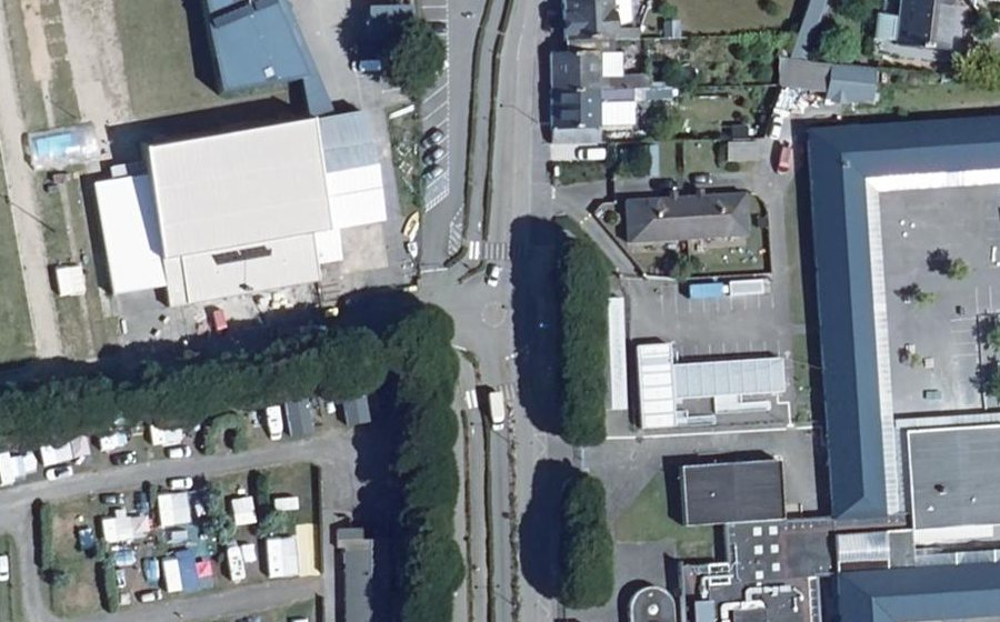 Vue aérienne du Rond-point anonyme n°352269614