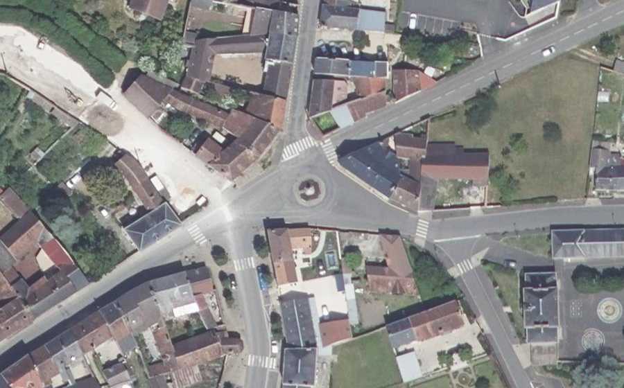Vue aérienne du Rond-point anonyme n°352397254