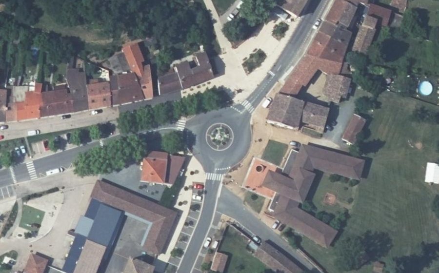 Vue aérienne du Rond-point anonyme n°35272621