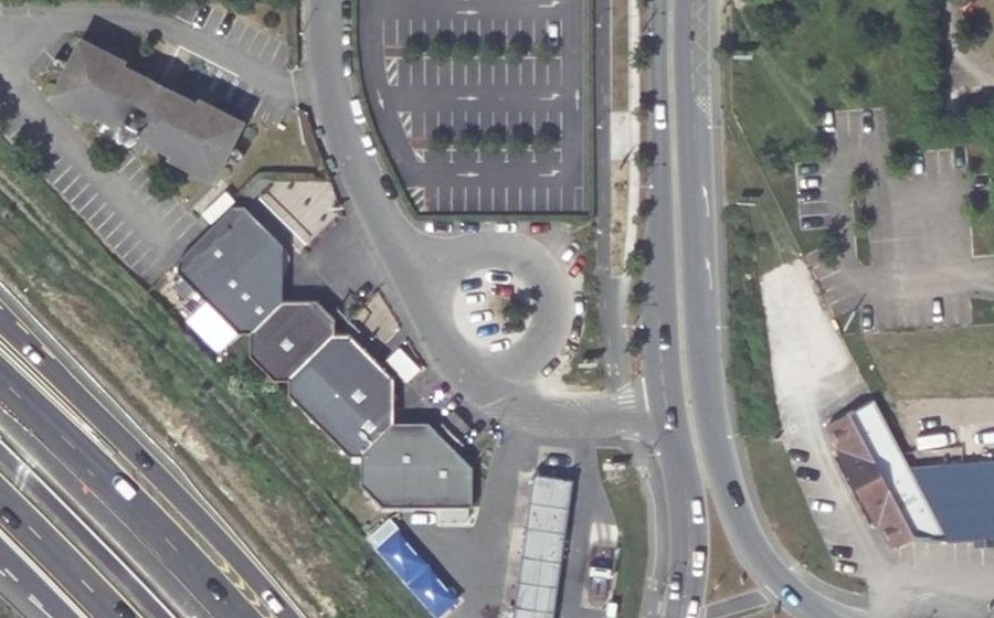 Vue aérienne du Rond-point anonyme n°35278098