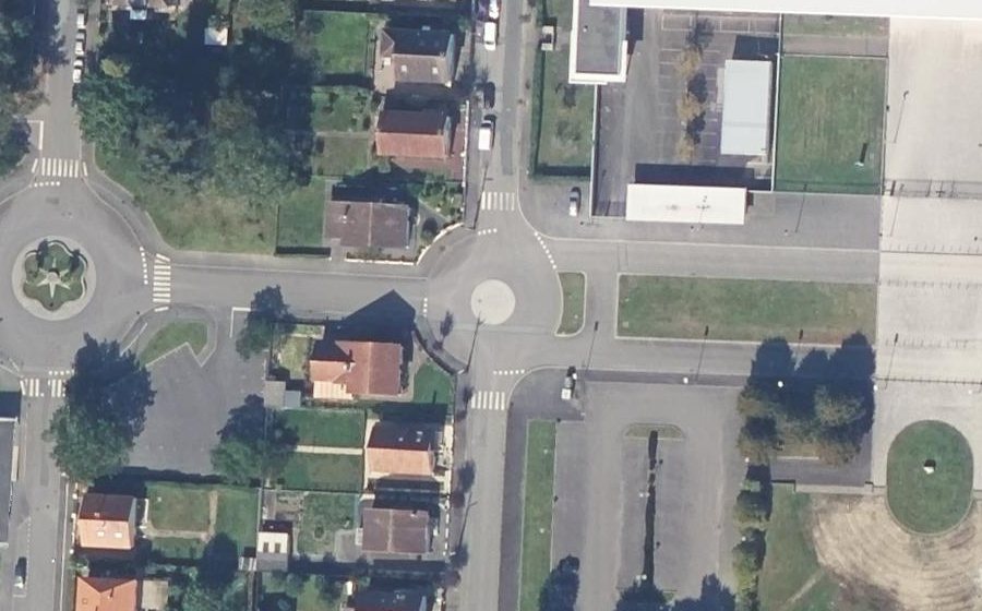 Vue aérienne du Rond-point anonyme n°35278325
