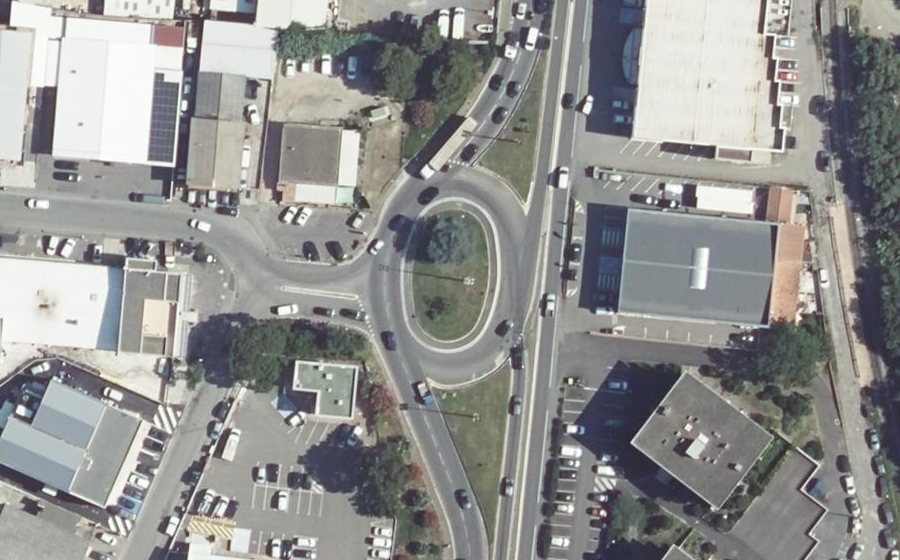 Vue aérienne du Rond-point anonyme n°352878548