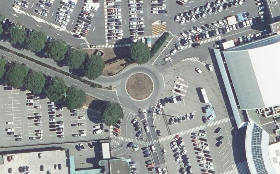 Vue aérienne du Rond-point anonyme n°352879592