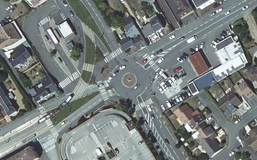 Vue aérienne du Rond-point anonyme n°352982190